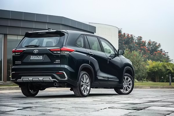 innova-hycross
